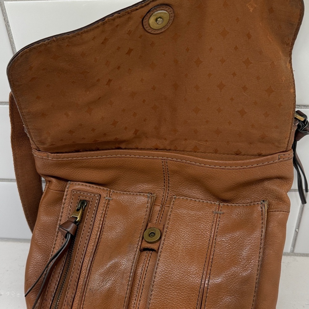 Brown Leather Crossbody Bag - Classic Everyday Style - Picture 2 of 7